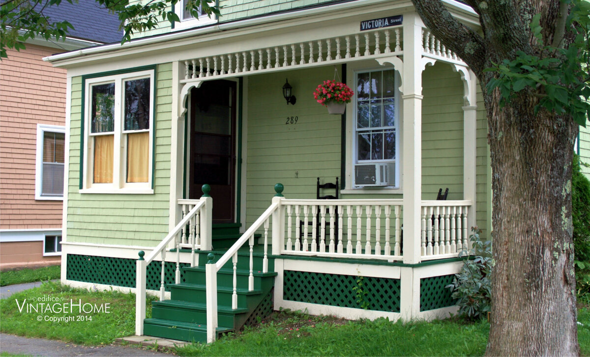 Крыльцо деревянного дома