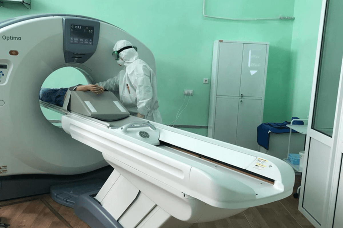 Компьютерная томография                                                                                                                       КТ-2 — умеренная пневмония, поражено 25-50% легких; 
КТ-3 — среднетяжелая пневмония, поражено 50-75% легких;
КТ-4 — тяжелая форма пневмонии, поражено >75% легких (Источник: https://kt-spb.ru/medical-articles/porazhenie-legkikh-kt1-kt2-kt3-kt4/)