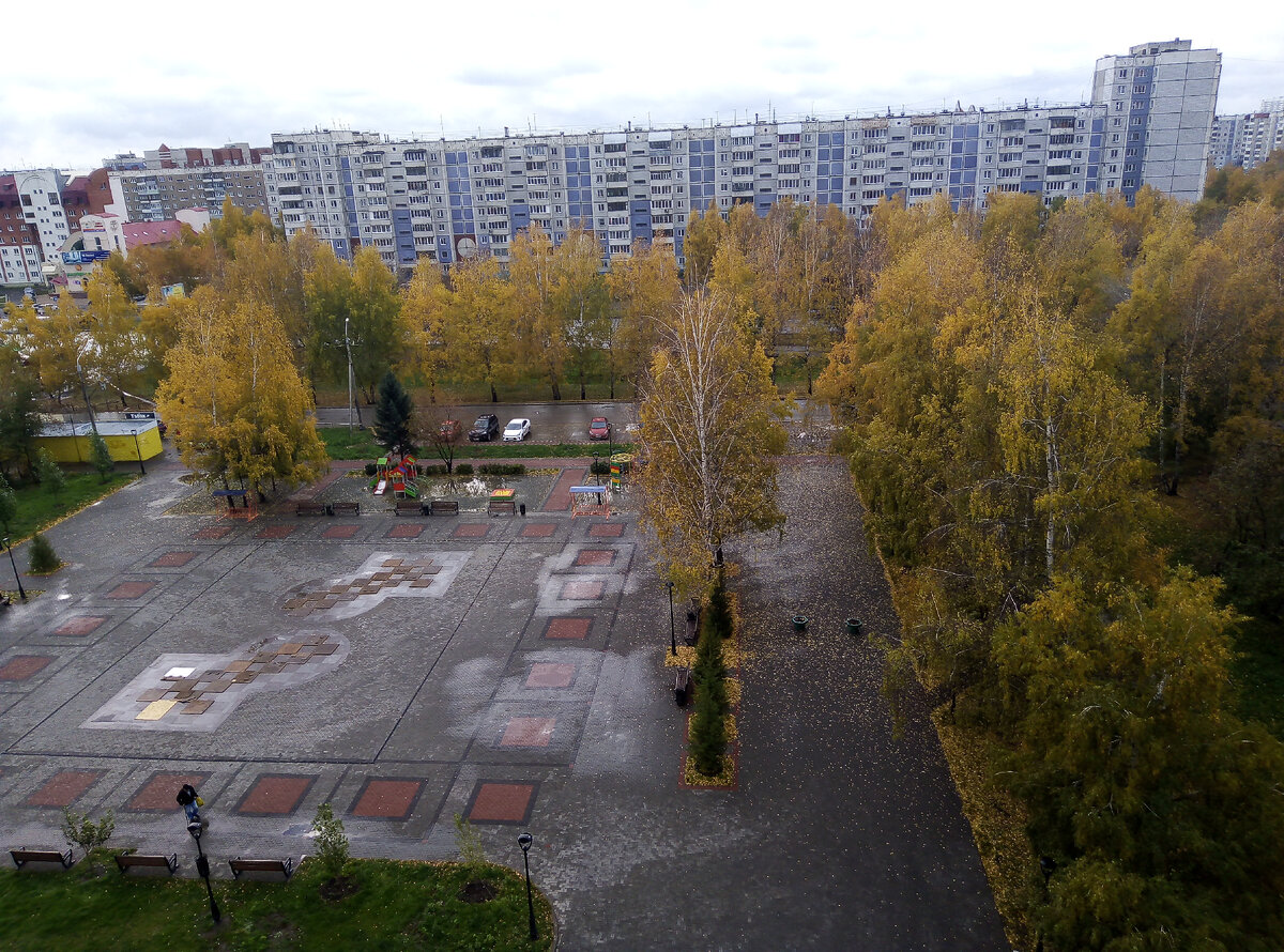 Вид из окна дома в городе
