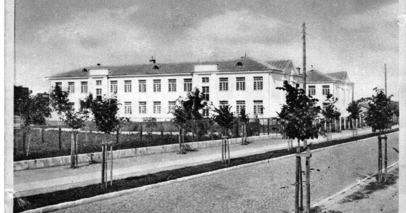  Старейшая школа г. Лида. В 9-й класс я пошел уже в другую школу другого города в другой Республике Союза. Я едва не оказался среди редких экземпляров советских учащихся, едва не лишившись пионерского галстука за подрыв женского туалета типа "сортир" во дворе школы. Архивное фото http://likhanovanatalia.blogspot.com/2017/09/blog-post_64.html