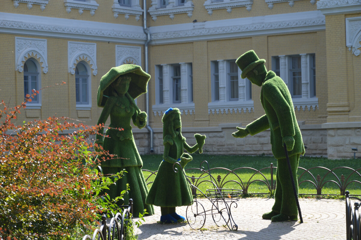 Издали как реальные люди, но вблизи. Так и нам навязывают западные ценности, красивые издали и отвратительные вблизи.