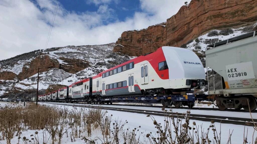 Верится с трудом, но это поезд везущий поезд!