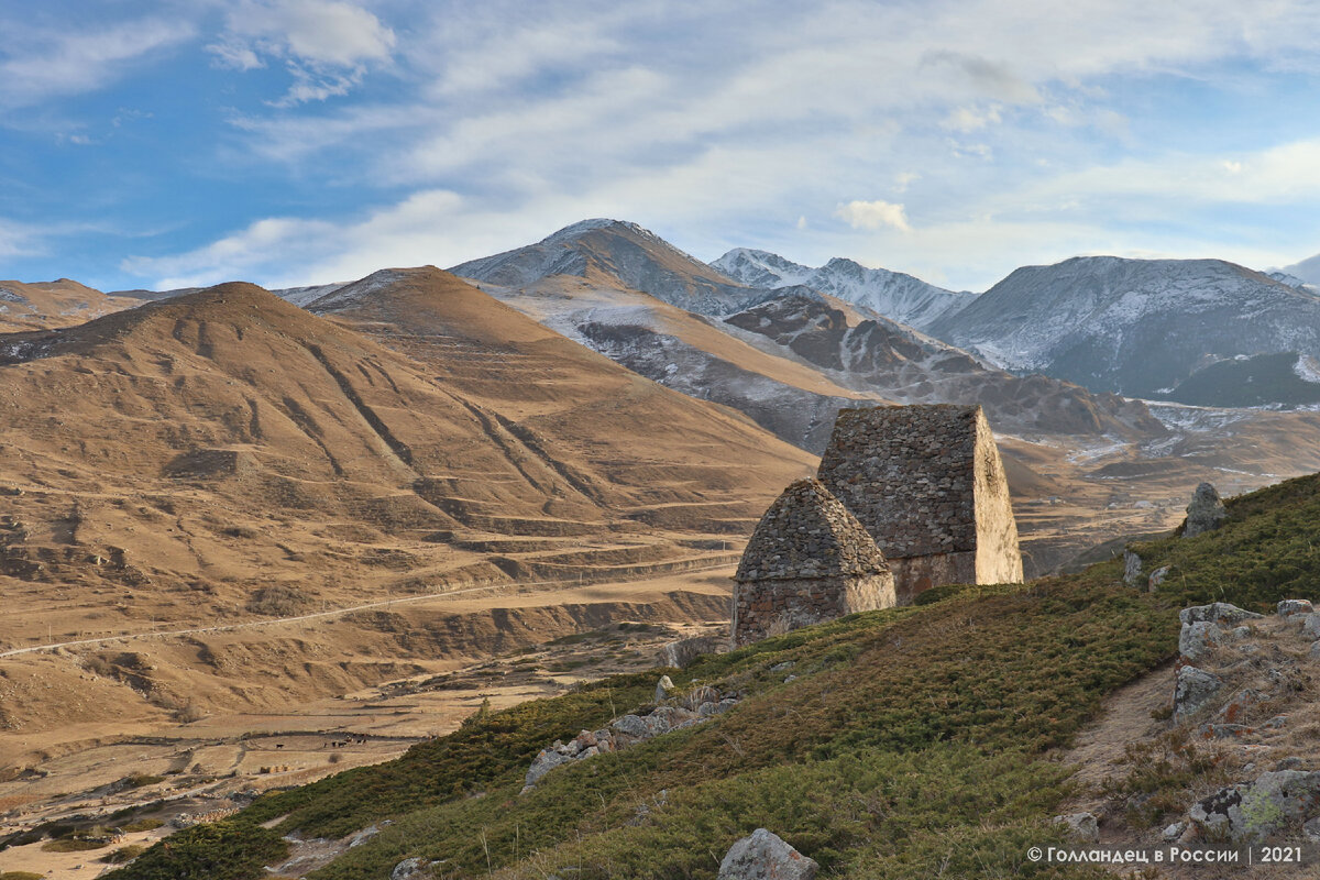 Город Мёртвых находится всего в 15-20 минутах ходьбы от Эльтюбю. Это средневековые захоронения народов, которые жили здесь до балкарцев. Фото: из личного архива