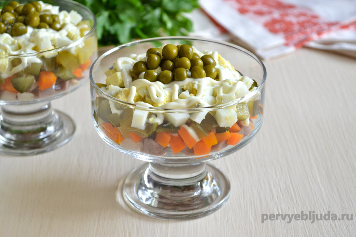 Салат Оливье
Фото взято из https://pervyebljuda.ru/wp-content/uploads/2018/09/яз10.jpg