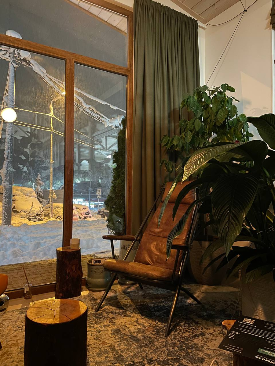 Возле входа в здание с внутренней стороны