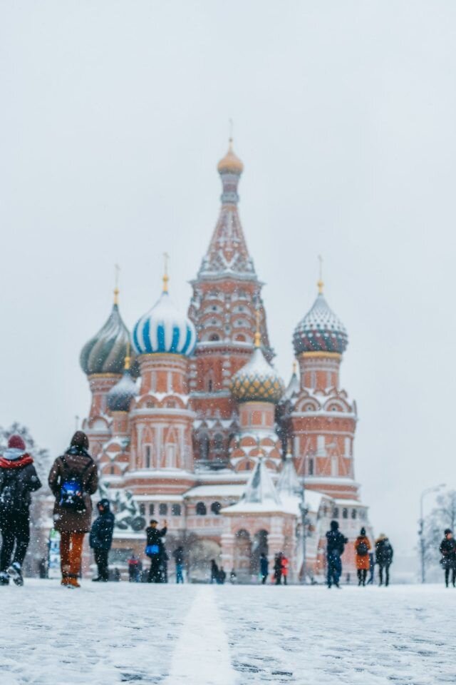 Знаете ли вы, что  в 2021 году Россию посетили более  5 миллионов туристов ? Хотя может показаться, что это много людей, Россия - это страна, которую многие люди никогда не посещают.-2