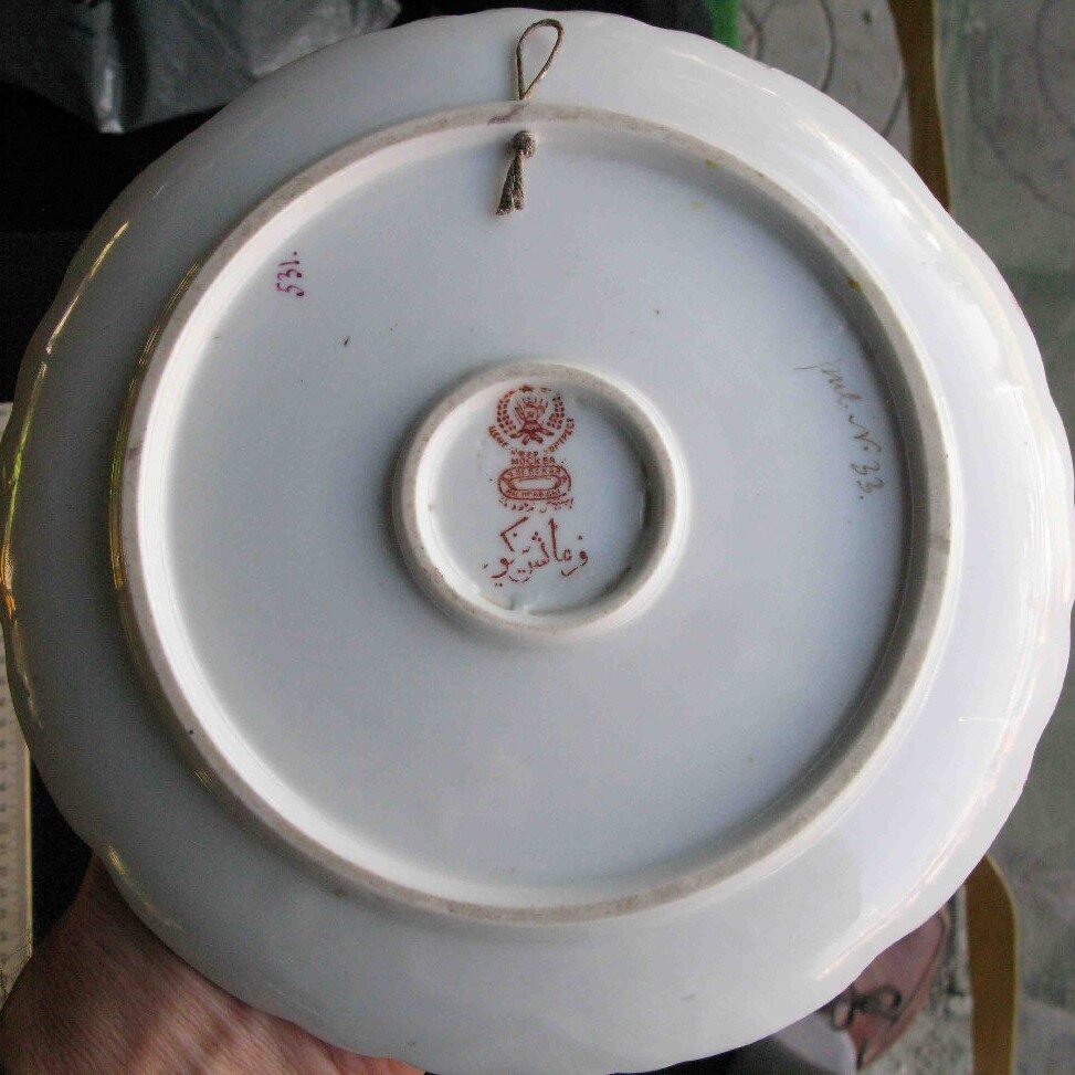 Блюдо с портретом Ататюрка. 1926–1930. Дулёво. Источник: btorg.ru 