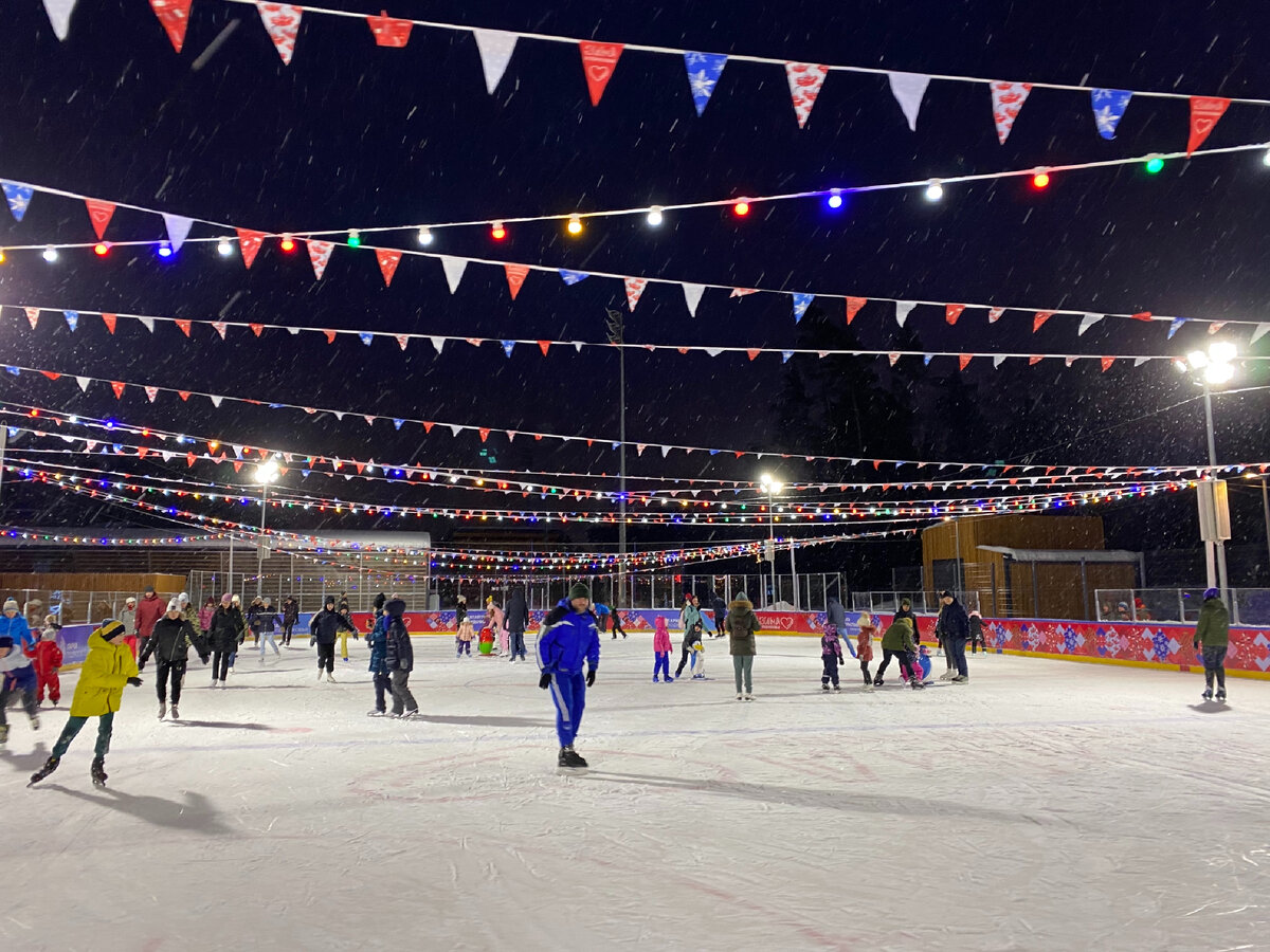 Каток тут небольшой, но лёд превосходный. Есть пингвины для детей. 