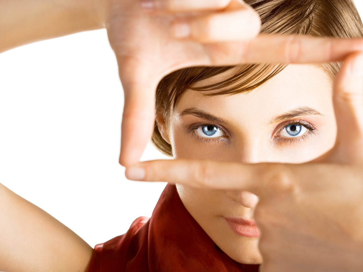 Снимать макияж следует аккуратно