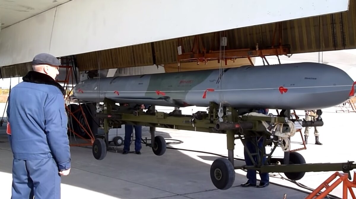 Ракету Х-101 для Ту-160 на аэрожроме в Энгельсе. Помимо высокой дальности и отменной точности, ракета обладает элементами радиолокационной малозаметности. Фото ВКС РФ