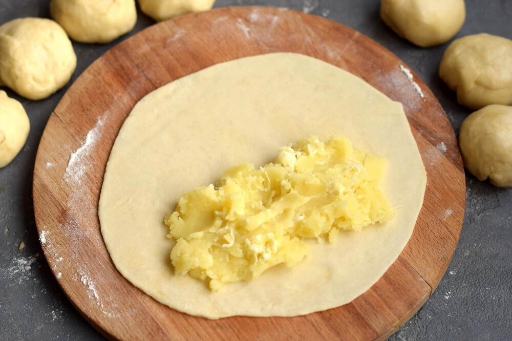 Чебуреки рецепт теста на воде с яйцами. Чебуреки с картофелем и сыром. Чебуреки с картошкой и луком. Тесто на чебуреки и с картошкой. Тесто для чебуреков с сыром.