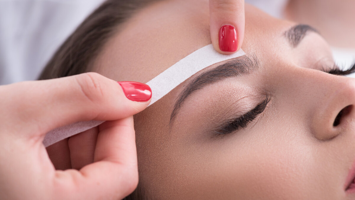 Депиляция бровей с помощью воска и нетканой полоски