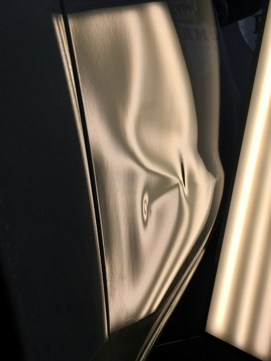 Вмятина на двери