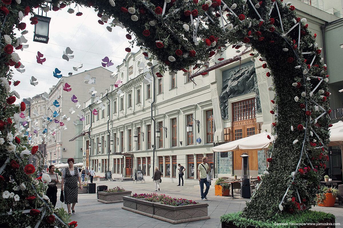 Театр на улице. Театр в Камергерском переулке. Московские сезоны зимой. Театральная улица Москва.