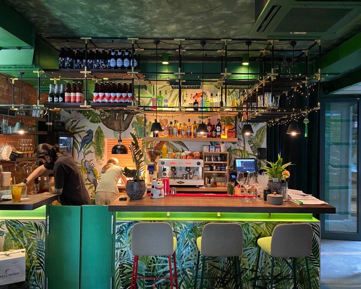 После спокойной гаммы улиц Петербурга, глаза с жадностью впиваются в цвета.