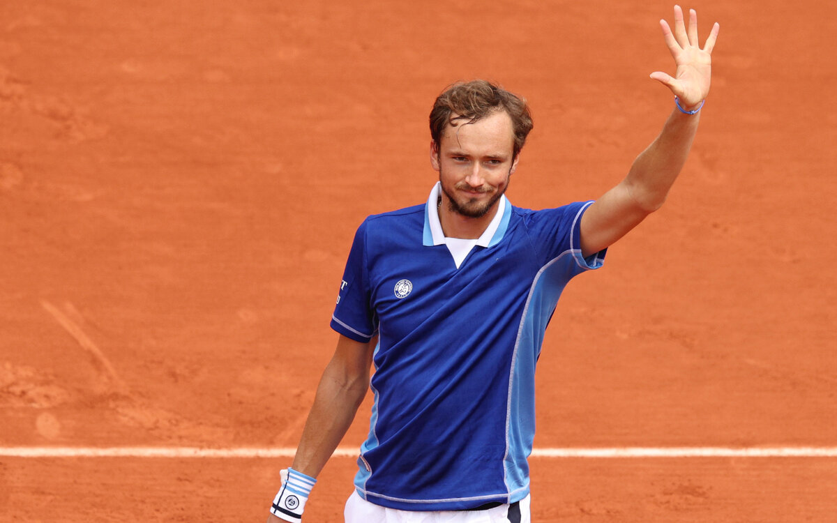 Даниил Медведев уверенно выступает на грунтовых кортах Ролан Гаррос, при определенных раскладах Даниил может вновь возглавить мировой рейтинг после Ролан Гаррос.