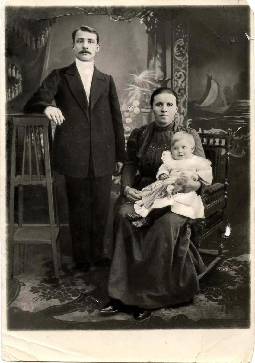 Родители Есенина с его сестрой Шурой https://ar.culture.ru/ru/subject/fotokopiya-a-n-esenin-t-f-esenina-s-shuroy