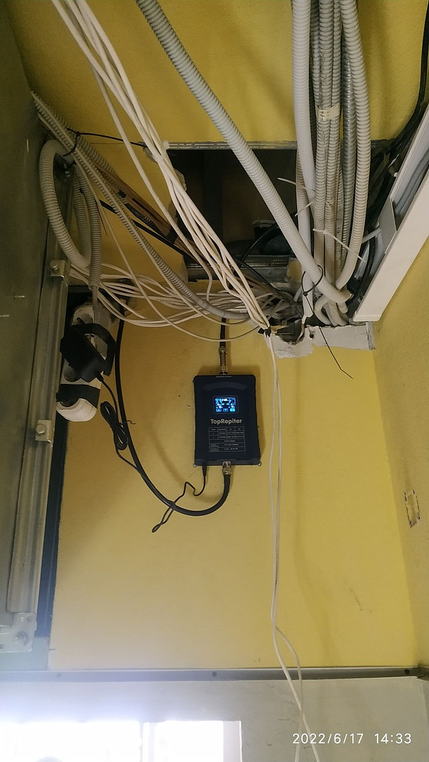 Репитер - “мозг” системы усиления сотовой связи, он принимает и усиливает сигнал от внешней антенны, а затем передает его на внутренние.  
