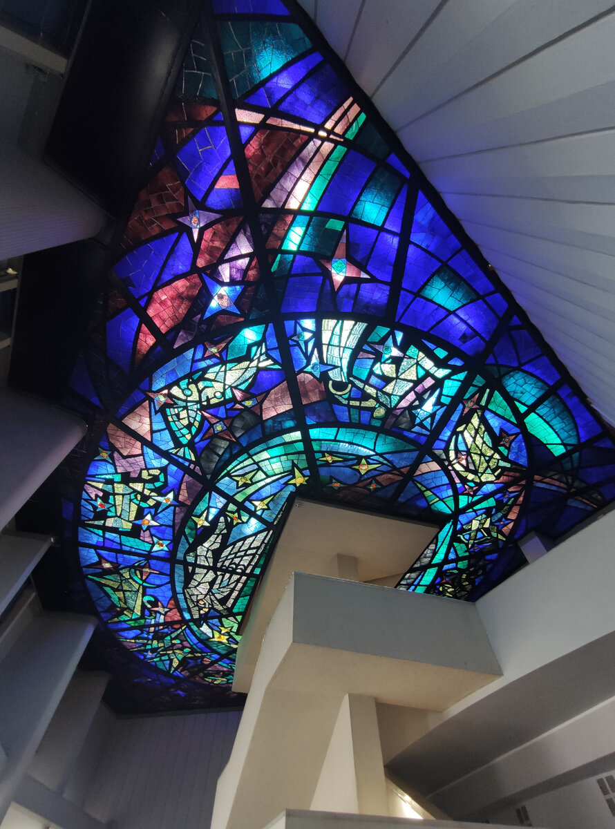 Красивая мозаика на потолке обсерватории.