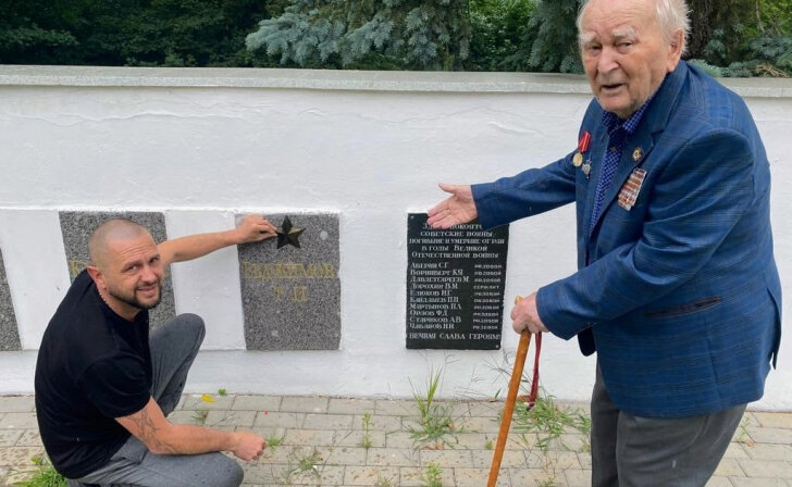    Курский предприниматель заменит звезды из самоклейки на металлические на мемориале