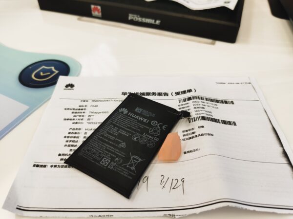 Замена аккумулятора в смартфоне Huawei. Как это происходит в Китае4