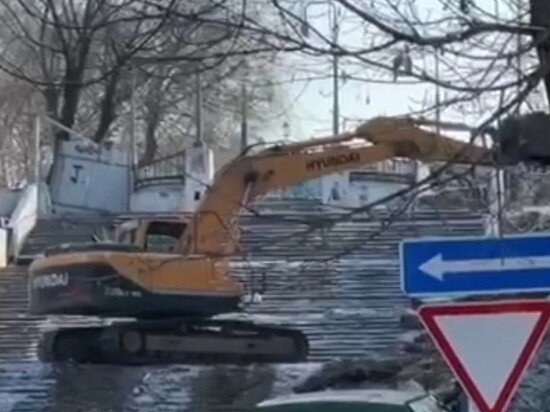     Многострадальную Тургеневскую лестницу начали ремонтировать в Хабаровске. ФОТО: мэрия Хабаровска