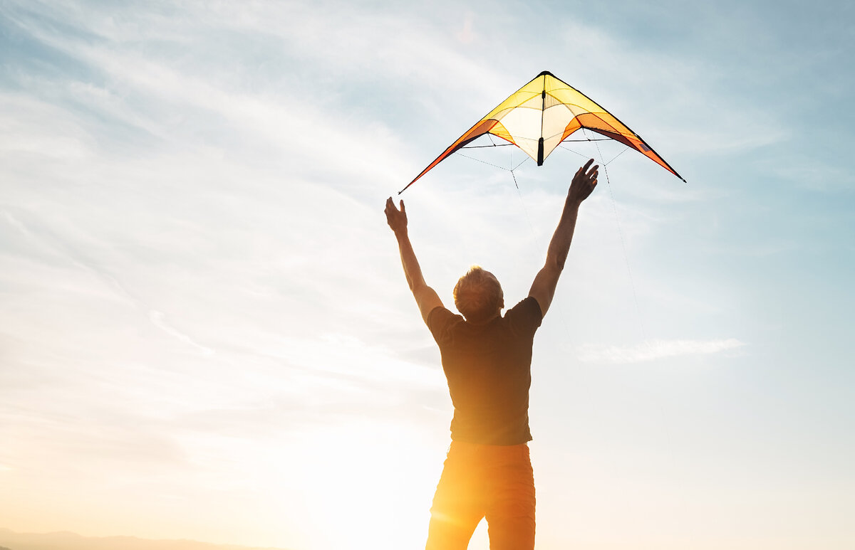 Человек и природа. Баннер с рекламой воды. Позитивная девушка. Счастливая девушка. Счастливая девушка на природе.