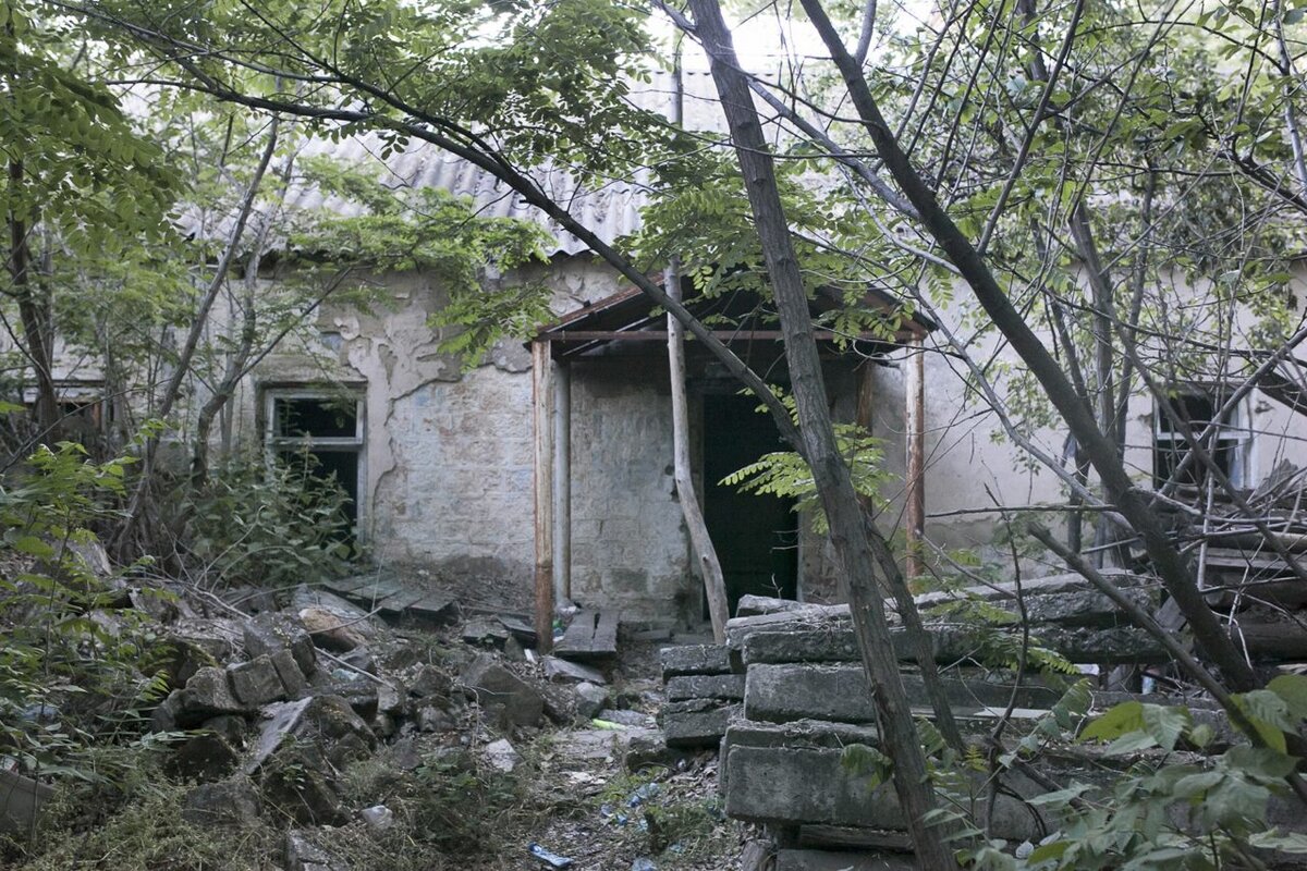 Фото: Дарья Асланян для ТД Полуразрушенное здание благотворительной больницы для женщин, которую организовала Айшат Магомедова