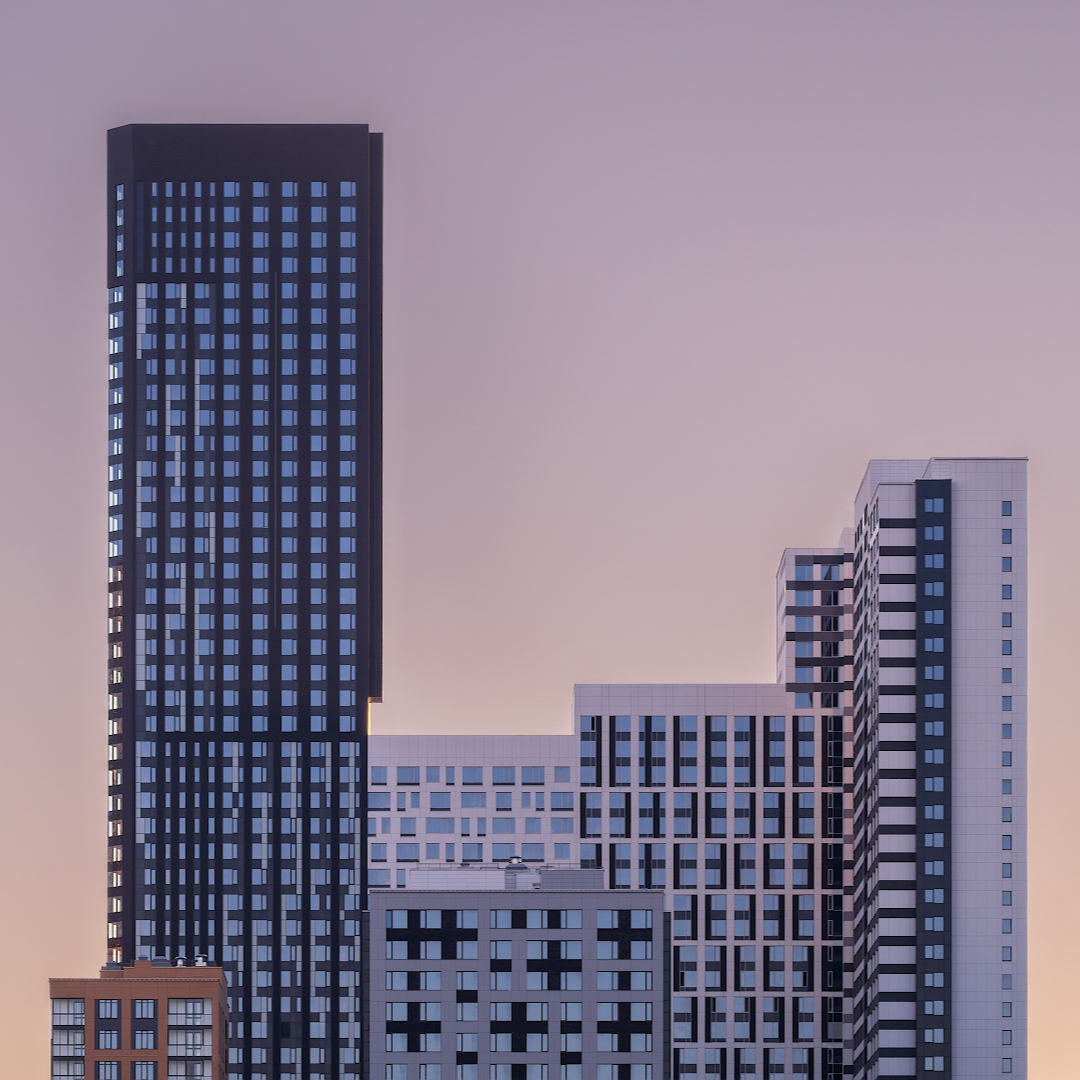 Headliner стал яркой доминантой в архитектуре «Большого Сити» — его фасады выделяются на фоне высоток делового центра, оставаясь органично вписанными в окружающую застройку 