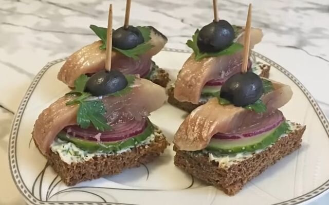 Бутерброды с селедкой - 10 рецептов на праздничный стол с пошаговыми фото
