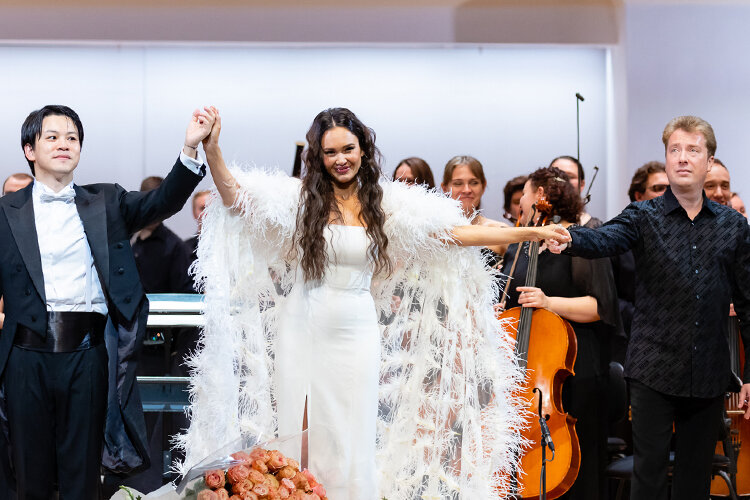    Компанию первой оперной красавице на концерте в столице РФ составили Российский национальный молодежный симфонический оркестр (РНМСО) с китайским маэстро Хаожанем Ли, а также еще один звездный солист, баритон Борис Пинхасович Фото предоставлено пресс-службой Московской филармонии