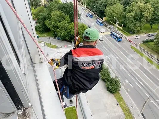 Устранение протечек модульного остекления альпинистами