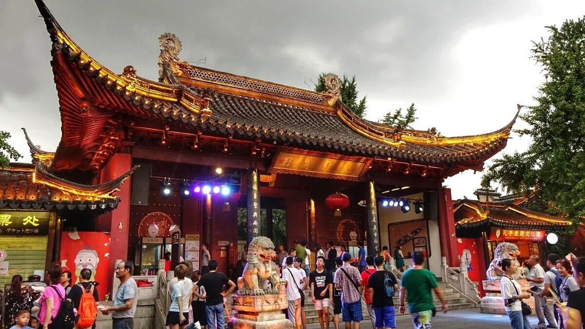     Красноярские туристы ждут безвизовые туры в Китай. При этом попасть в Поднебесную напрямую пока вообще нельзя, чартерные рейсы не летают ни в один город. Узнали в турагентствах, что сейчас происходит в сфере туризма.