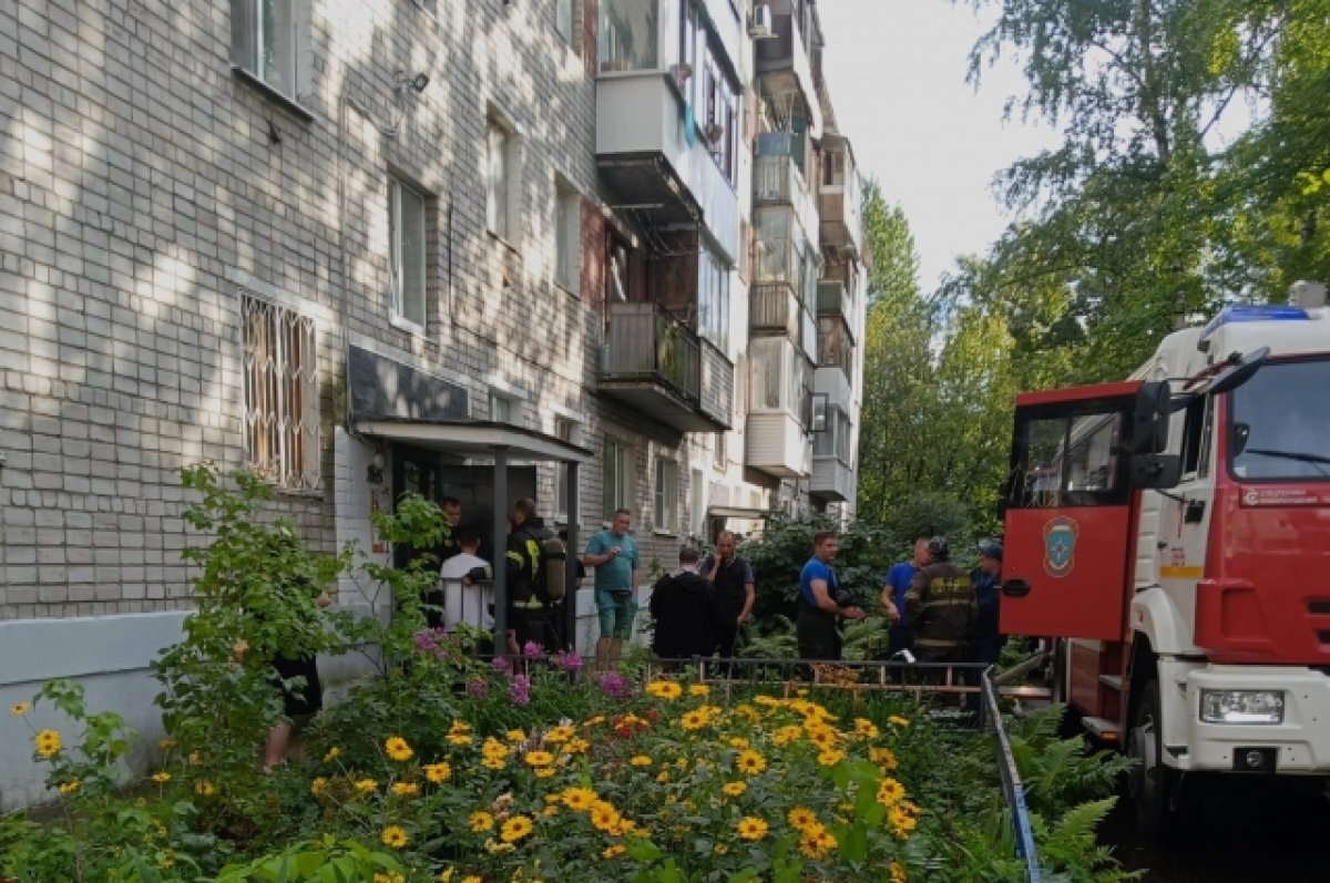    В Твери остановили мужчину, едва не выпавшего из окна высокого этажа