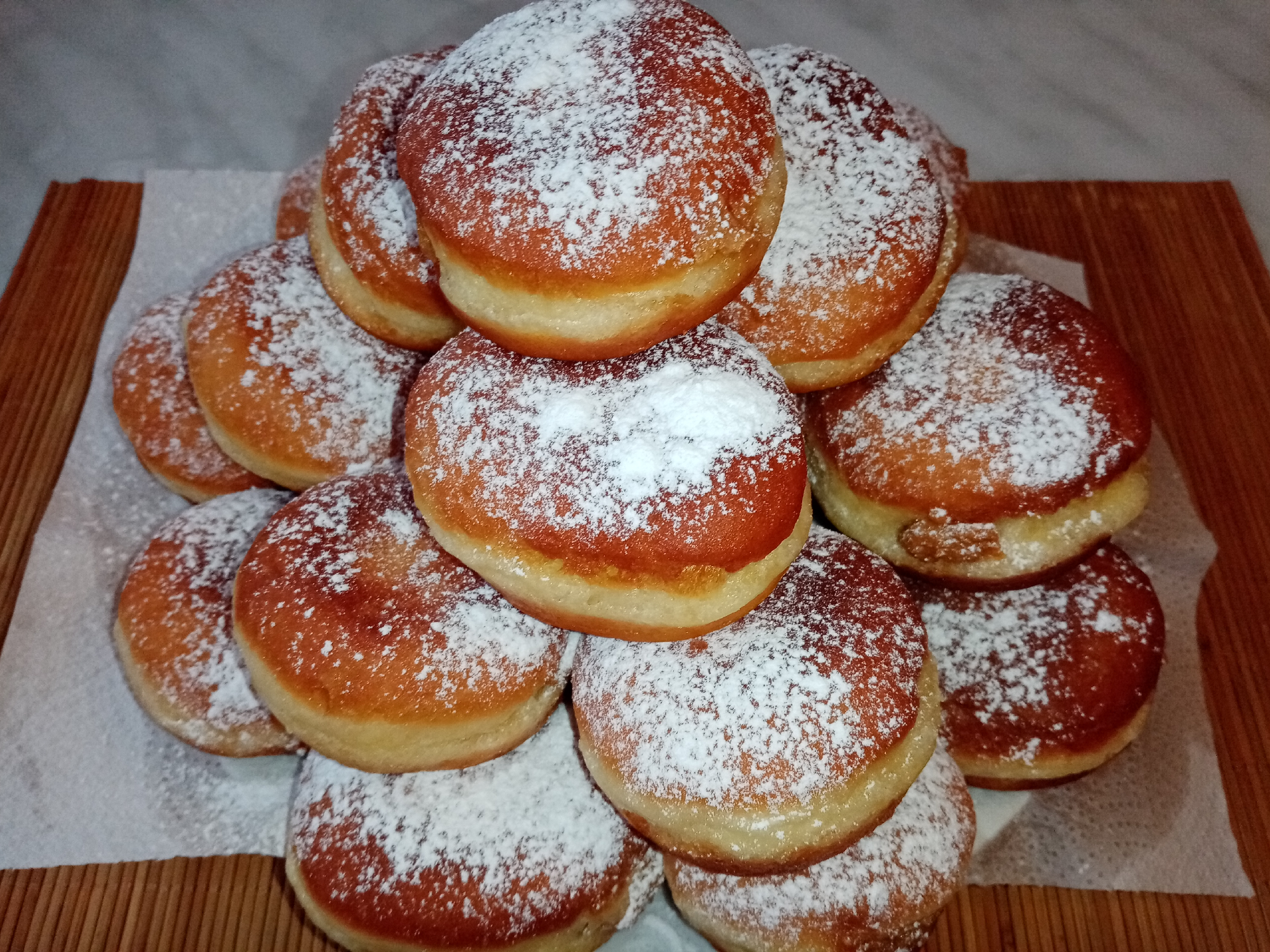 Берлинские пончики с варёной сгущёнкой.