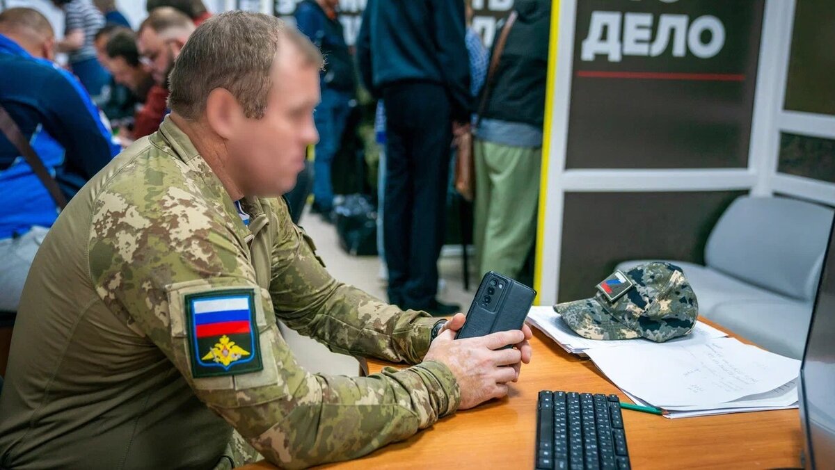    Нефтеюганцы заключают контракты на прохождение службы