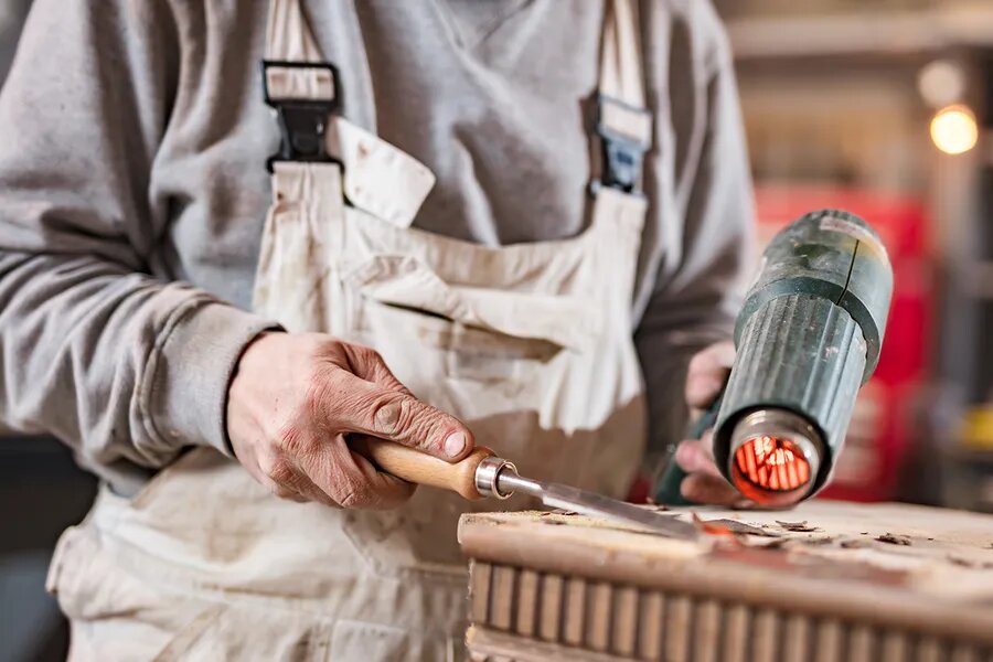 Снятие старой краски с помощью строительного фена. Источник: shutterstock.com