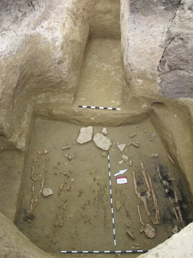 Склеп с двумя входами, могильник "Опушки"