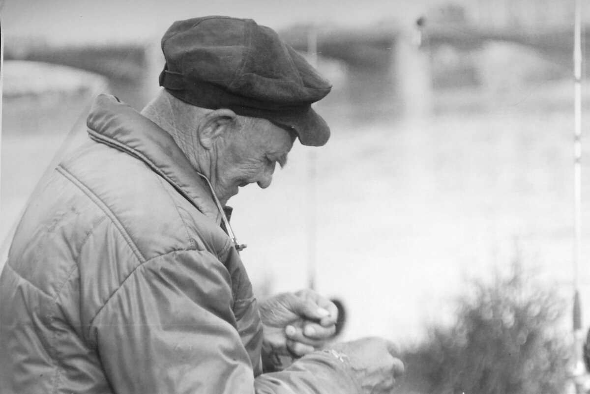 Пенсионер на рыбалке, СССР.