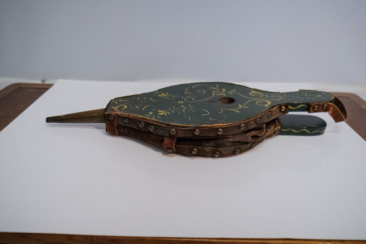 Антикварные меха для камина с росписью 1910-х гг. из коллекции Alter Ego Home