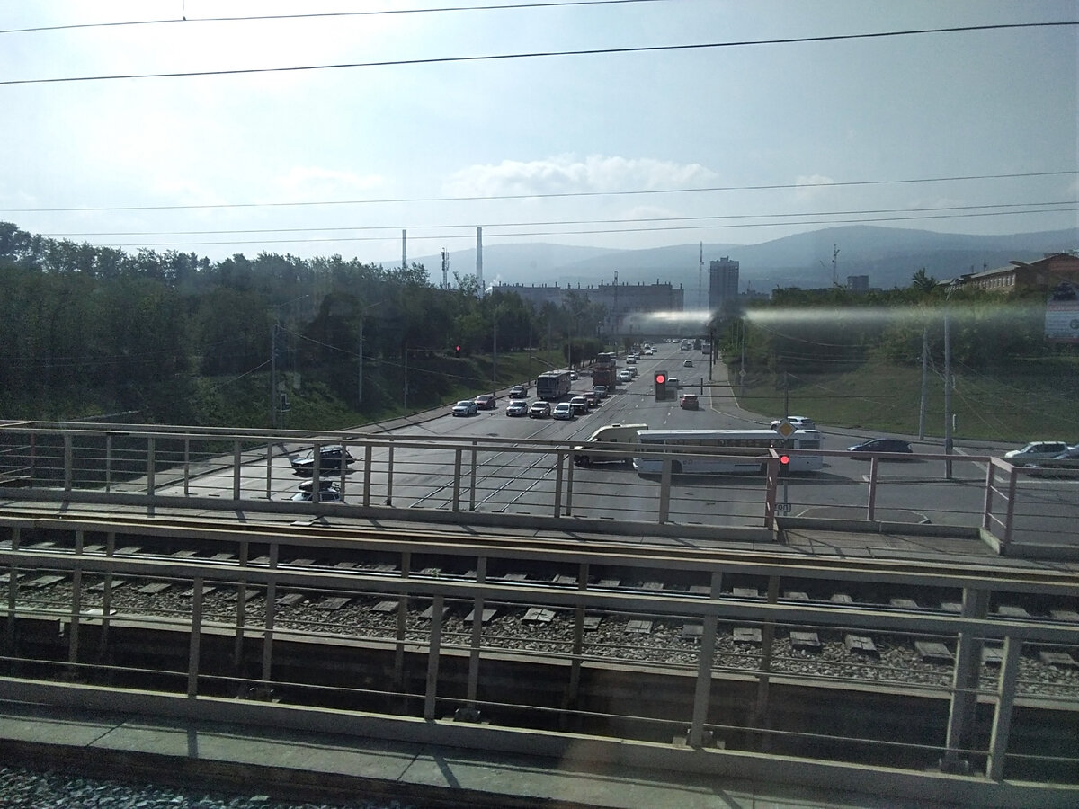 ЖД мост через улицу Матросова.