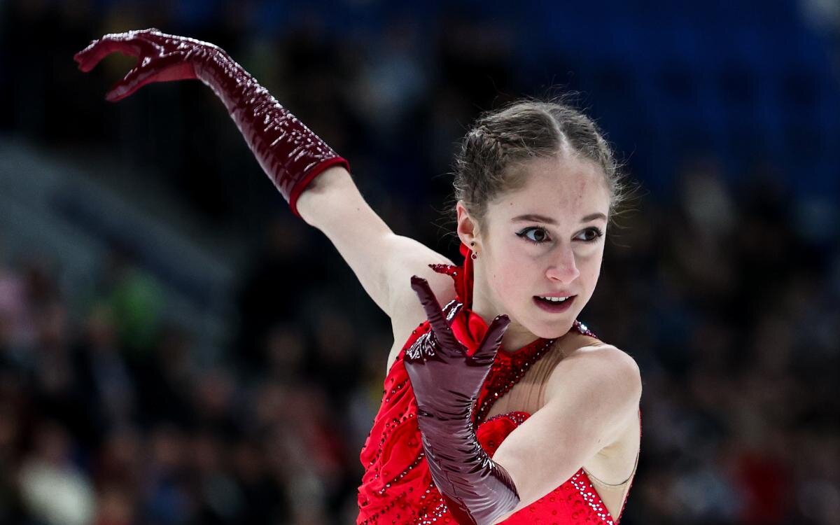Выступающая на льду Алина Горбачёва.  фото: яндекс картинки