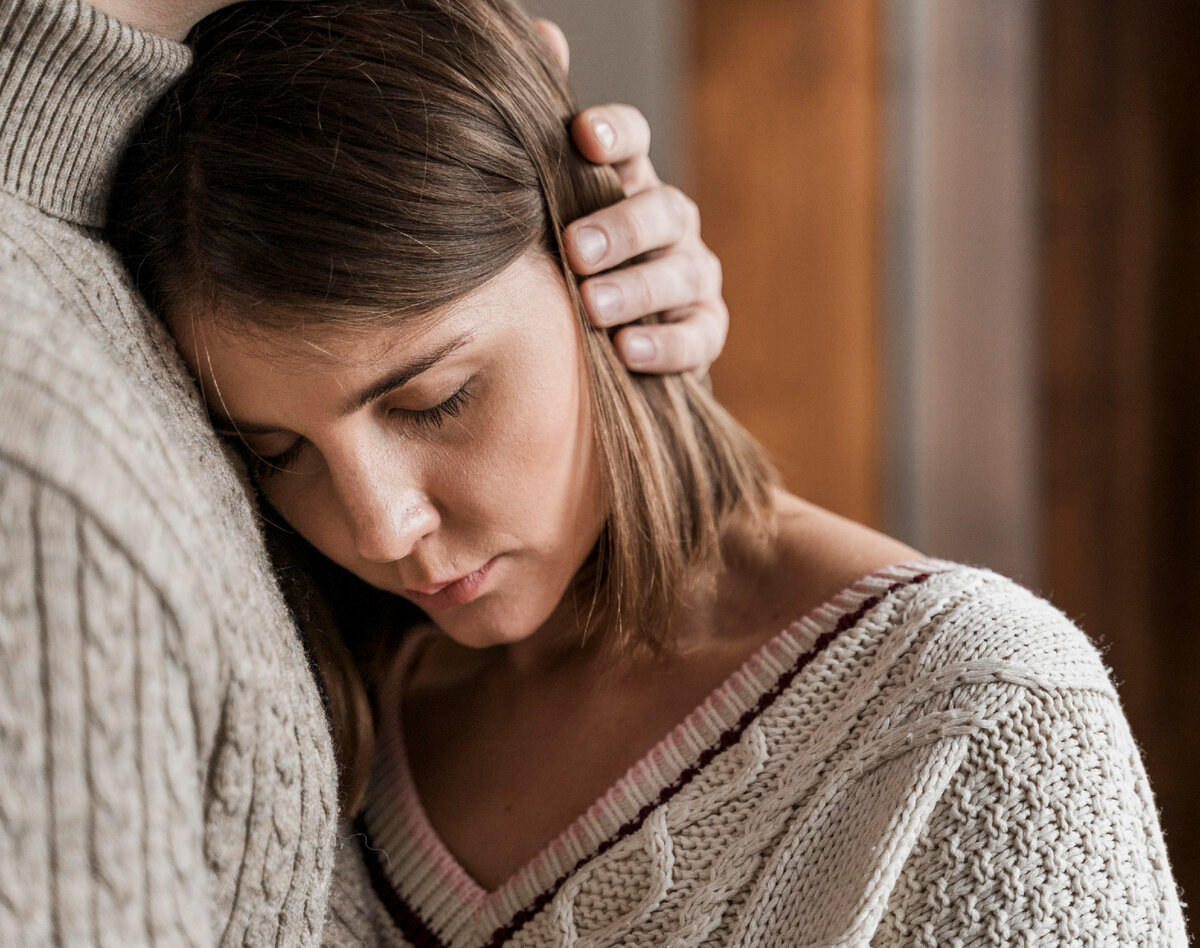 Изображение от <a href="https://ru.freepik.com/free-photo/adult-woman-hugging-her-husband_11195189.htm#page=2&query=%D0%B3%D1%80%D1%83%D1%81%D1%82%D0%BD%D0%B0%D1%8F%20%D0%B4%D0%B5%D0%B2%D1%83%D1%88%D0%BA%D0%B0&position=23&from_view=search&track=ais">Freepik</a>