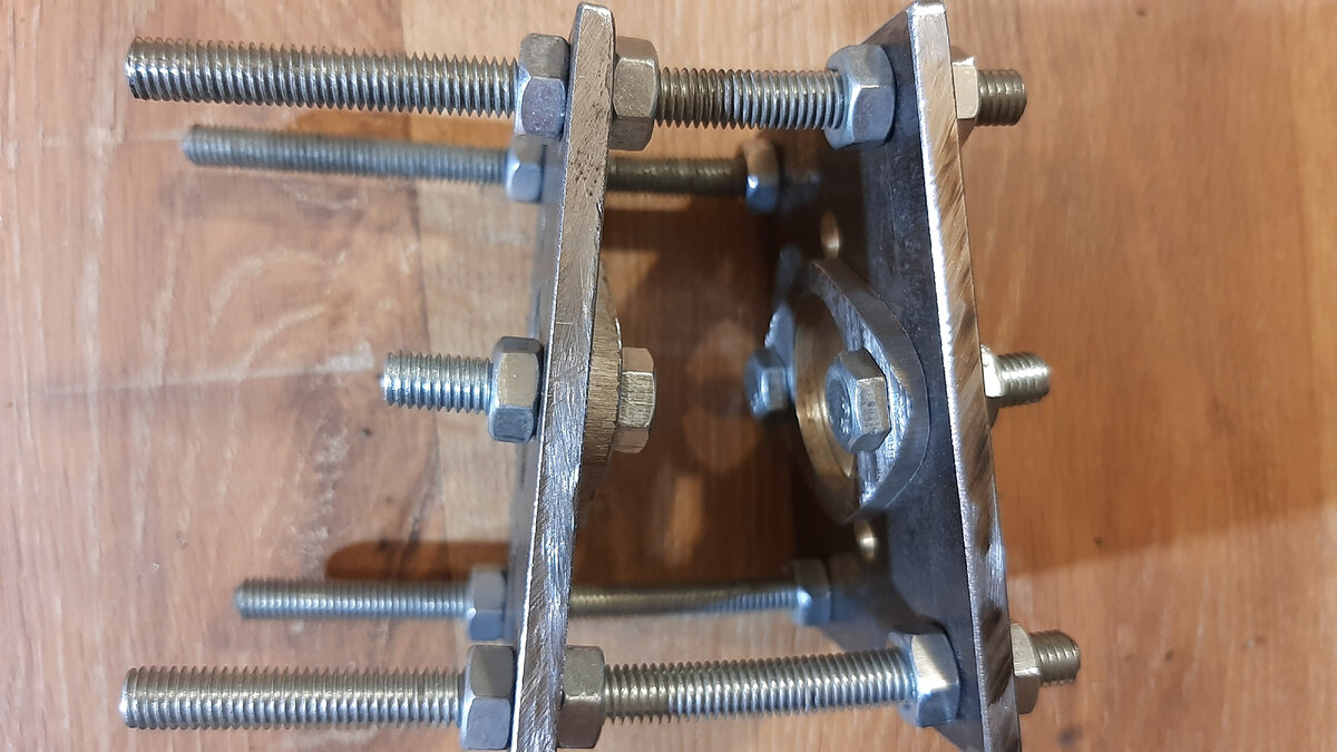 Фланцы уже изготовлены и прикручены. Осталось добавить среднюю часть и центрующие втулки