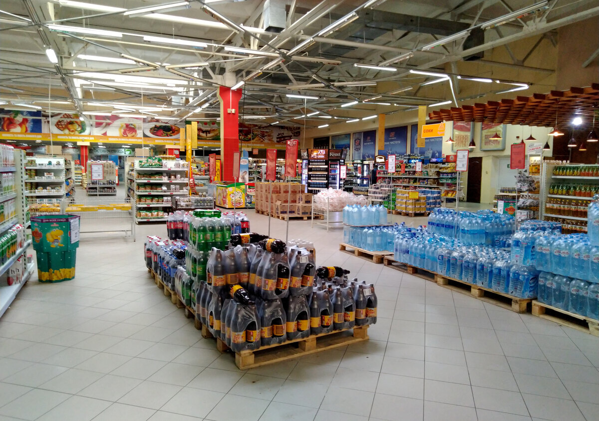 Пустой магазин Фуршет-Гурман, но ассортимент всегда поддерживается.