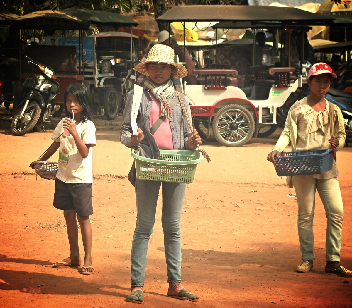 Камбождийские дети-продавцы