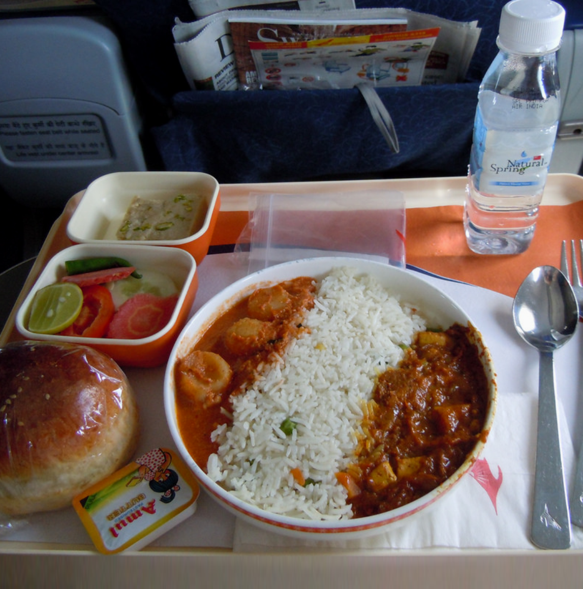 Сколько раз кормят в купе. Air India питание. Еда в самолете. Обед в самолете. Питание в поезде.