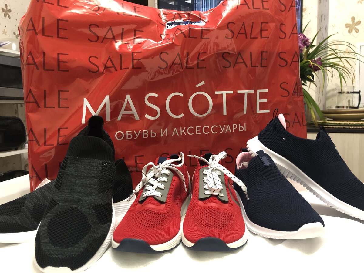 3 пары кроссовок