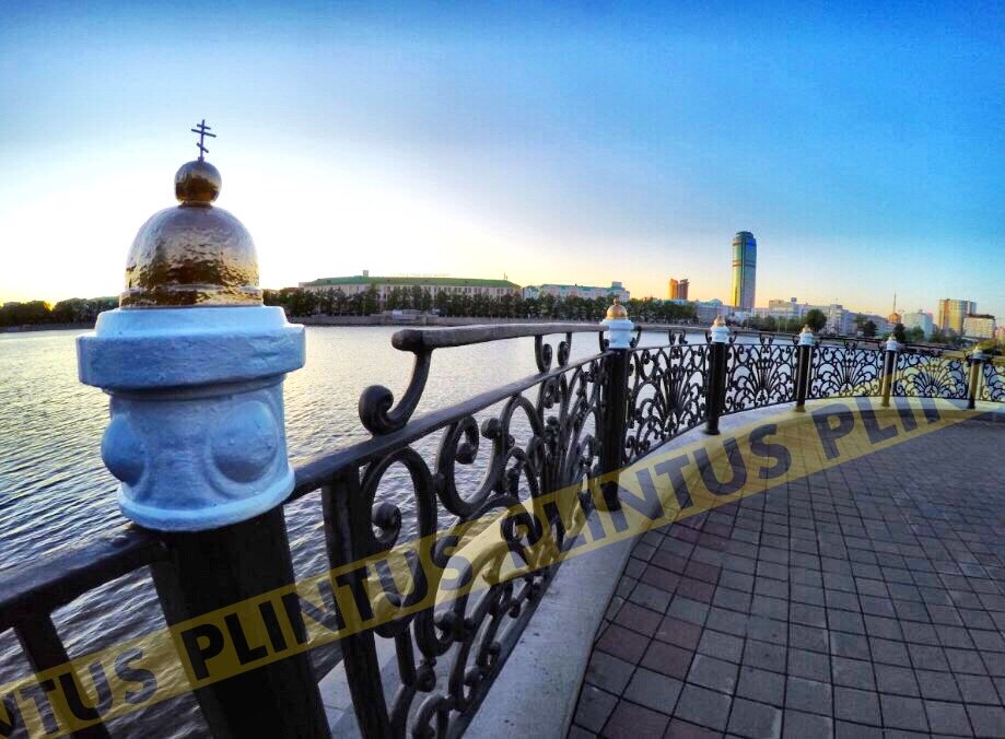 Прекрасный вид с набережной Екатеринбурга, украшенной куполами.