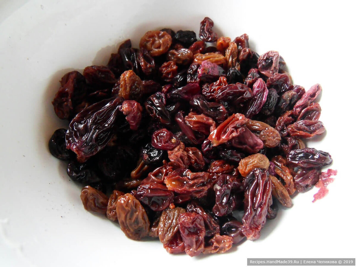 Запаренный изюм для салата.